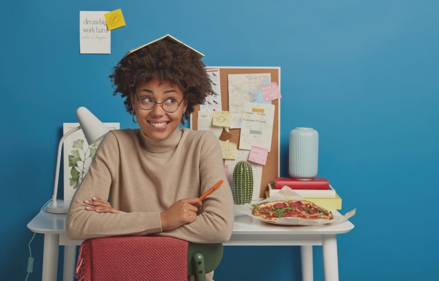 Estudiante trabajando en ejercicios prácticos con retroalimentación visual en pantalla