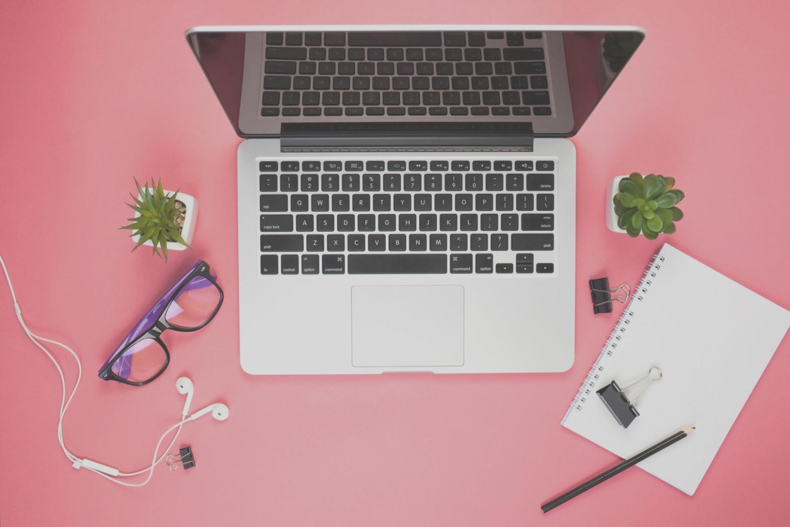 Entorno de aprendizaje interactivo con múltiples participantes colaborando